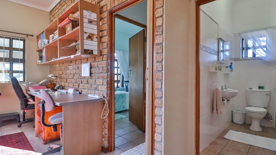 5 Bedroom Property for Sale in Stilbaai Wes Western Cape